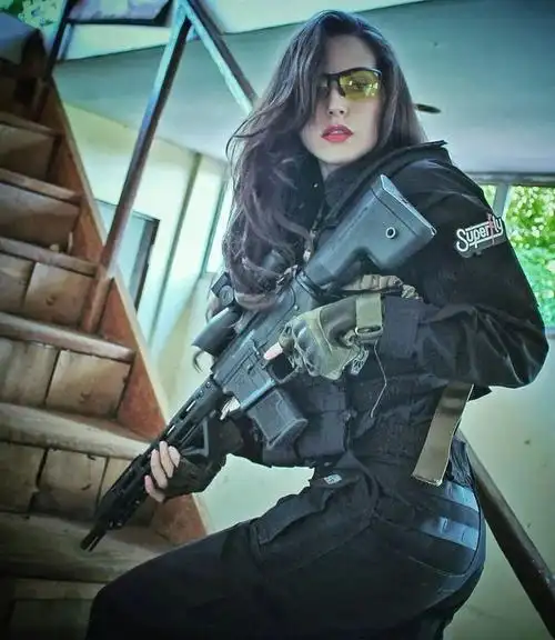 精选好图持枪美女