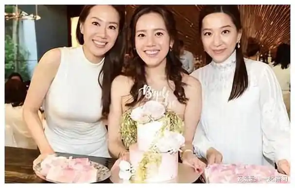 汪诗诗汪圆圆姐妹陪母亲过节抱着外婆合影3个女人都是高颜值