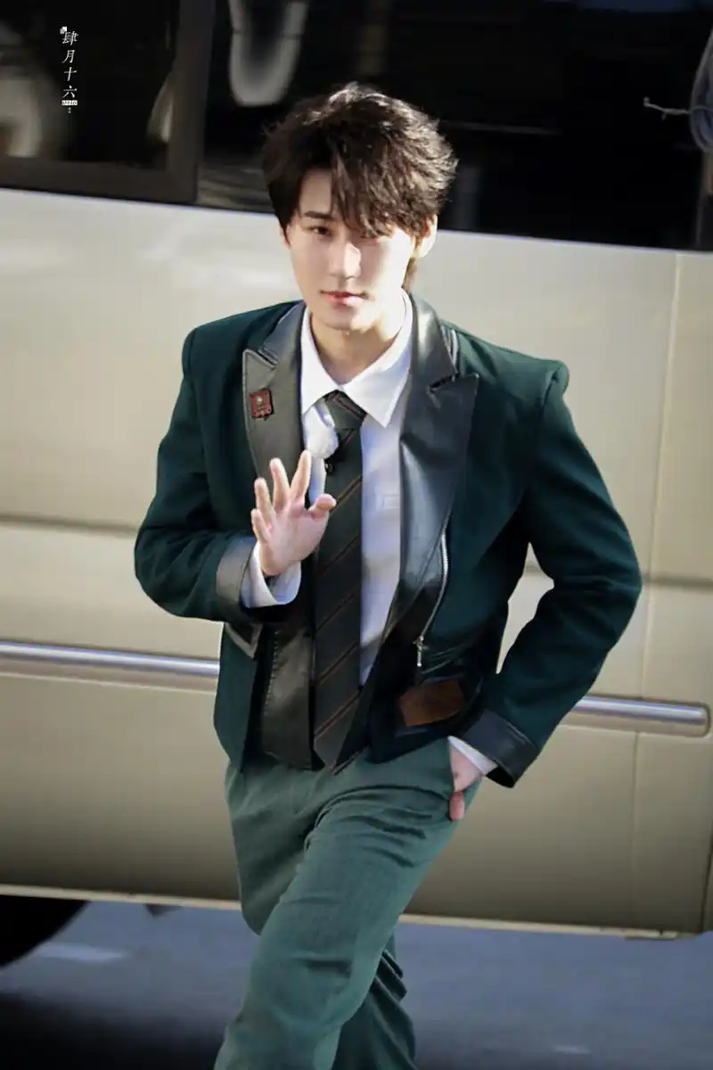 张真源《奔跑吧》制服路透来了啊,绿色制服真的很帅气!