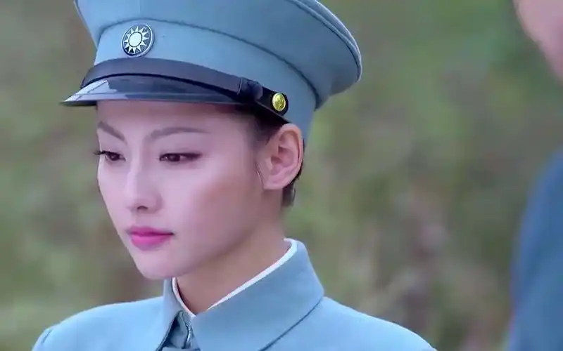 百战天狼:冯远查看周红珊的脚伤,马盖天吃醋,直接背着女孩走