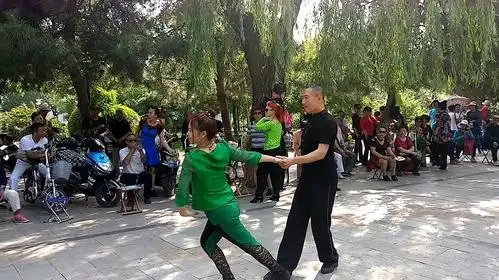 大姐跳双人舞,慢四步造型舞高难度技巧,惊险刺激的动作!