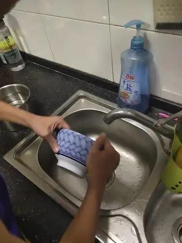 十一班花少觐洗碗