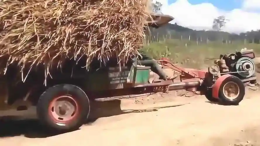 拉了满满的一车稻草手扶拖拉机老司机这操作厉害了
