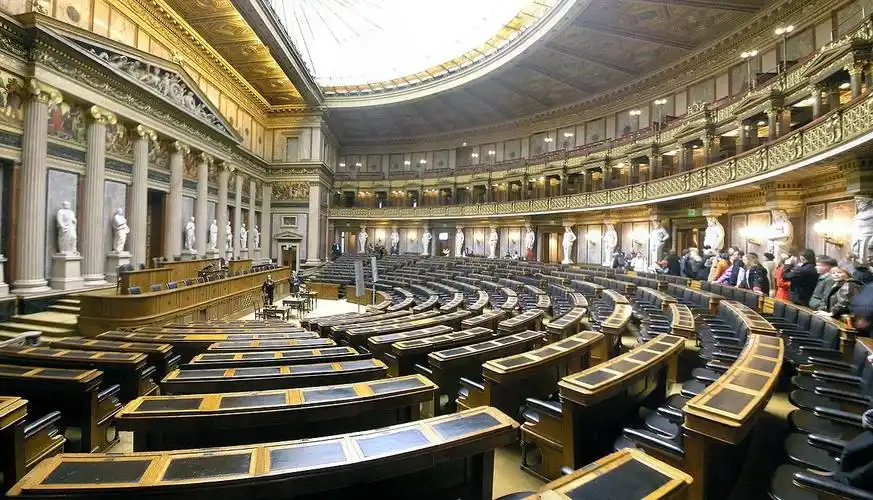 5,国会大厦里面的会议大厅.(网搜图片)