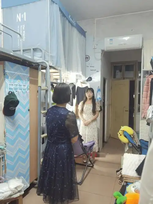 学院领导深入毕业生宿舍开展离校前教育工作