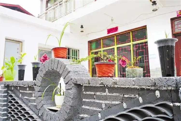 马场镇场边村村民打造院墙,装扮庭院.