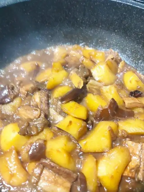 土豆炖茄子五花肉的做法