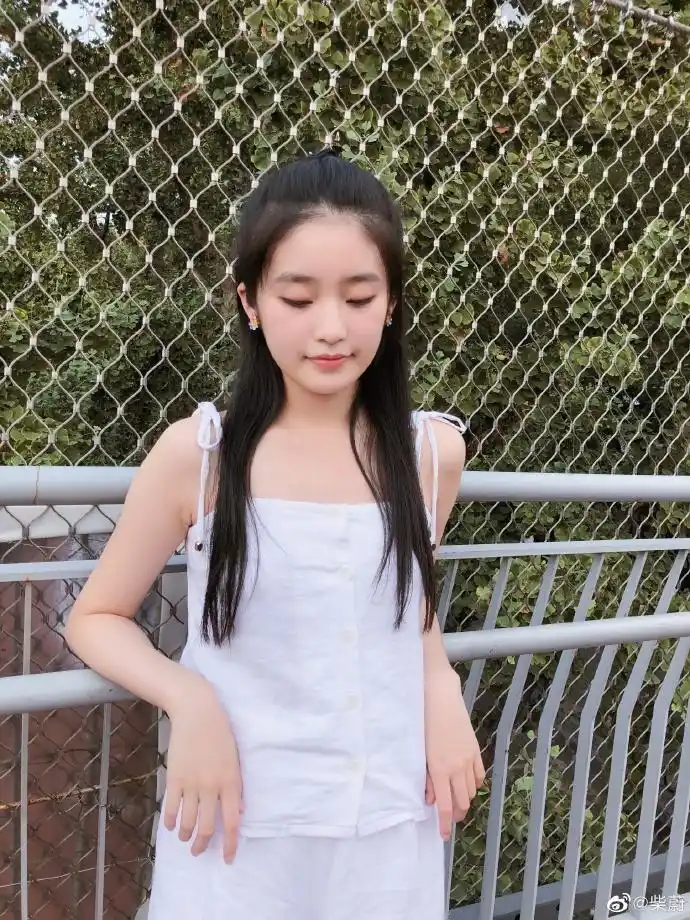 柴蔚晒白裙仙女照私服穿搭获赞