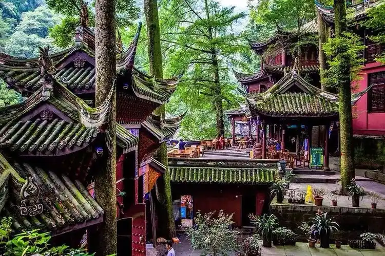 今建福宫系清代重建,建福宫,古木葱茏,在云峰岚气