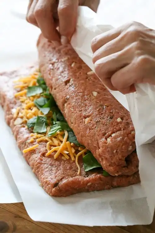 最好的品尝,用切达干酪填充的潮湿火鸡肉卷,菠菜和