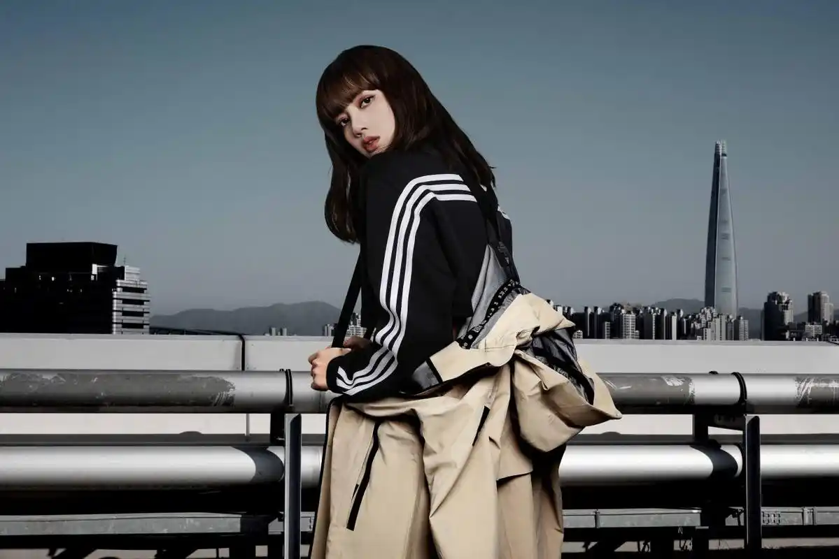 blackpink lisa率性演绎 adidas myshelter不畏晴雨尽情探索城市