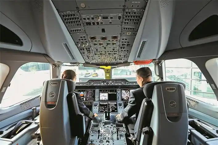 南航全新大型远程宽体a350-900型客机独特的驾驶舱玻璃设计,使得