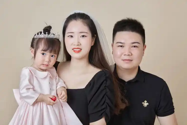 一家三口的合照