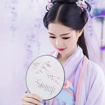 飘逸紫衣带团扇女生头像唯美古风真人头像