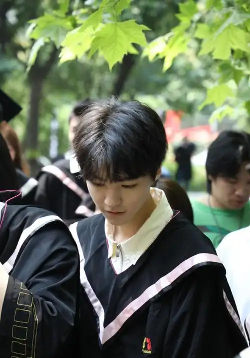 王俊凯北电拍毕业照和同学们有说有笑和才进校被孤立大不相同