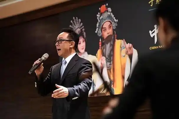 父母送他去学习唱戏,在11岁的时候就被选入沈阳京剧院学员