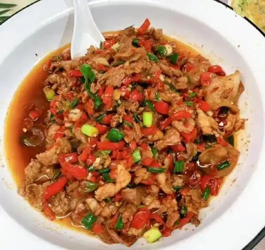 红辣椒切得碎碎的,和肉片一起炒起来,那肉片中点缀的零零落落的碎红椒