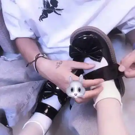 低头绑鞋带的情头像 头像图片大全 -【爱个性】