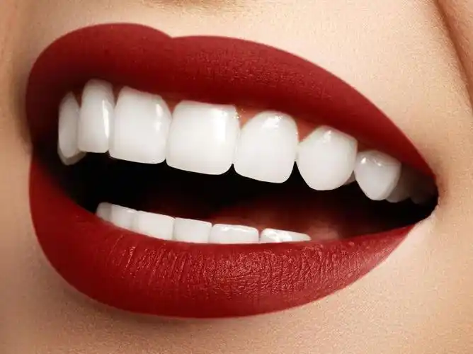 美丽的笑容露出洁白牙齿