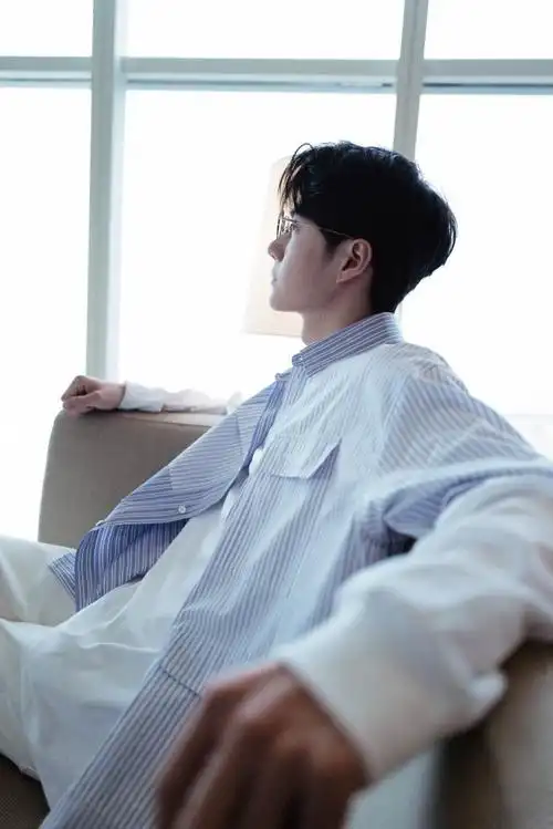 精英感好强满分侧脸在线俘获心动@uniq-王一博