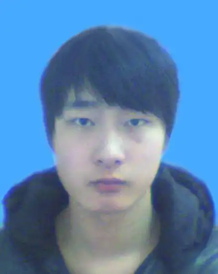 请帮我照片背景换成蓝色,证件照那种,2寸的