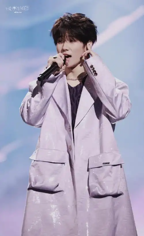 张真源背吉他打碟##时代少年团叁重楼暨出道四周年演唱会