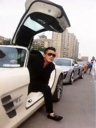 京城"富二代"的奢侈生活 炫目豪华跑车是必需品(组图)