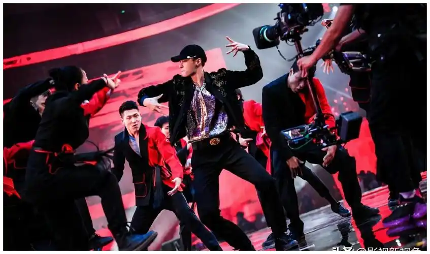 张艺兴为啥喜欢秀狂派舞,金泰炫早有暗示,换做是你们更高调