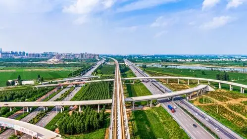 连接淇县的泰山路,高速铁路,京港澳高速公路与正在建设的鹤辉高