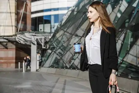 离开了这个城市这个城市商业区的一个女孩出差.