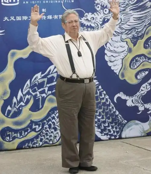 69岁洪金宝复出再拍戏白发苍苍身体走样与任贤齐任达华同框