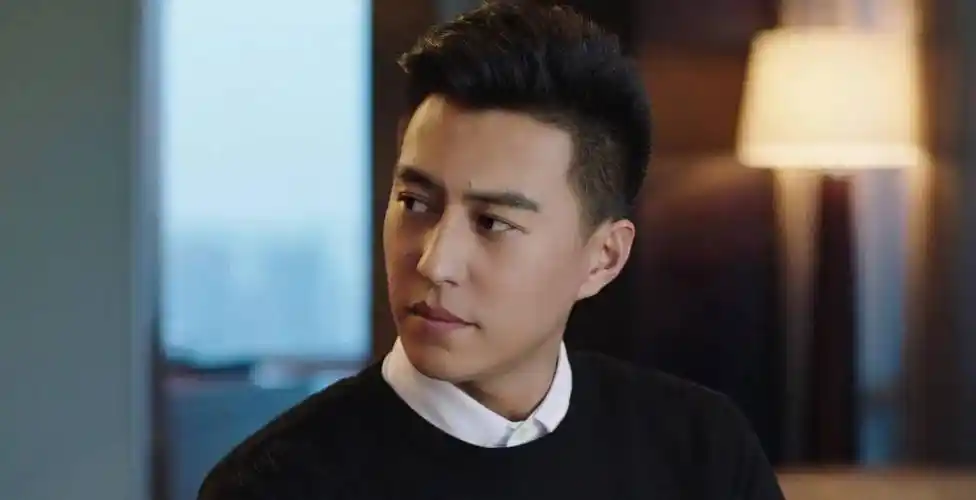 靳东是在抗日神剧频出的时候,看过他演的《狼烟遍地》和《箭在弦上》