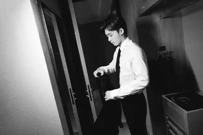 李易峰百花奖黑白大片#李易峰百花奖造型拍摄花絮9615西装白衬衫