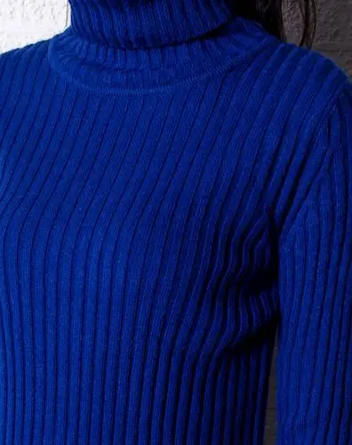 宝蓝色简约高领抽条毛衣