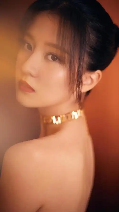 乔欣魅惑黑色露肩短裙诱人写真