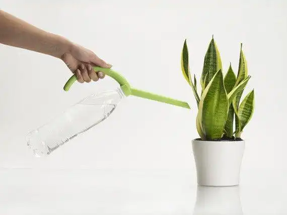 利用废旧塑料管子,饮料瓶diy改造成一一个浇花喷壶的图解做法