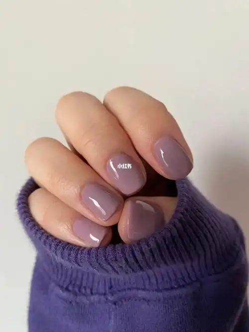 自己涂的紫色指甲
