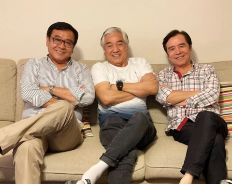 秦沛姜大卫尔冬升罕见同框!三兄弟表情神似,脸型pose都一样!