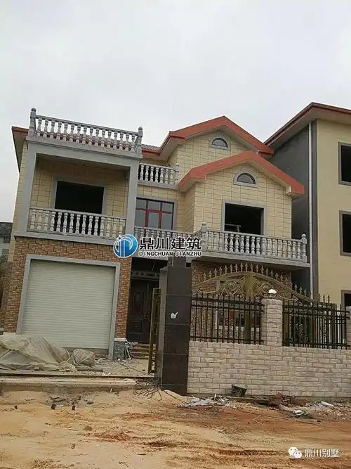 20万建三层带露台车库的农村别墅,外墙装饰超经典