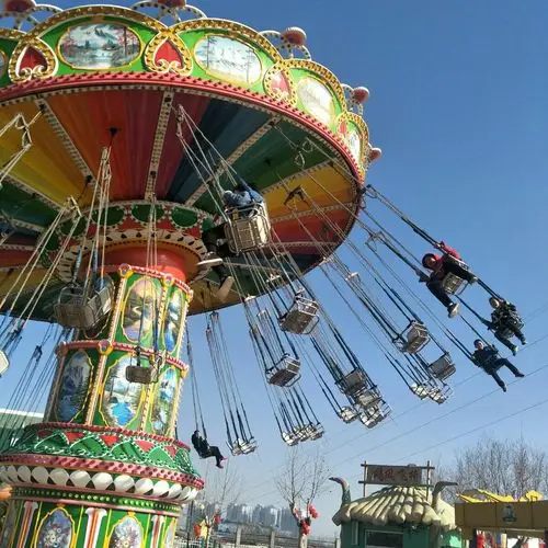 这个大转盘,会升高,转的速度也非常快,我都不敢睁眼了.