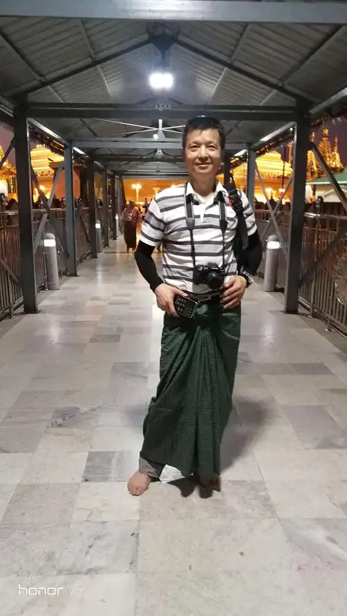 这男人穿的裙子在缅甸叫隆基 , 一般缅甸男人穿上隆基里面就不穿内裤