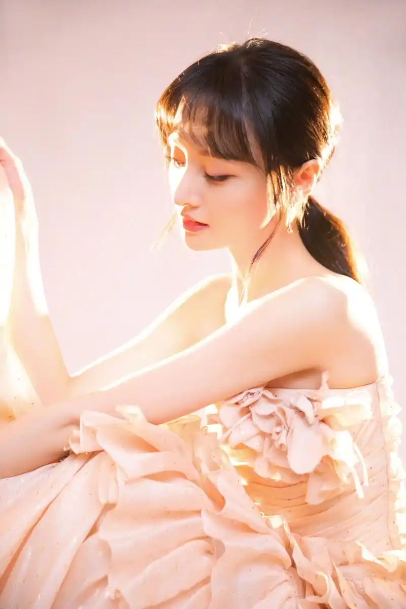 今日,安徽卫视国剧盛典在北京录制,郑爽身着粉色蛋糕裙优雅亮相,一起