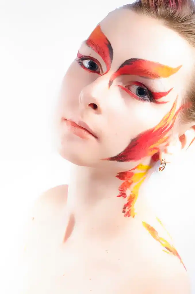 年轻女孩化妆,女孩用火脸上的图案