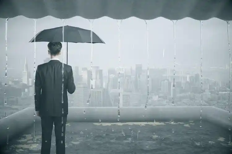 下雨的城市图片