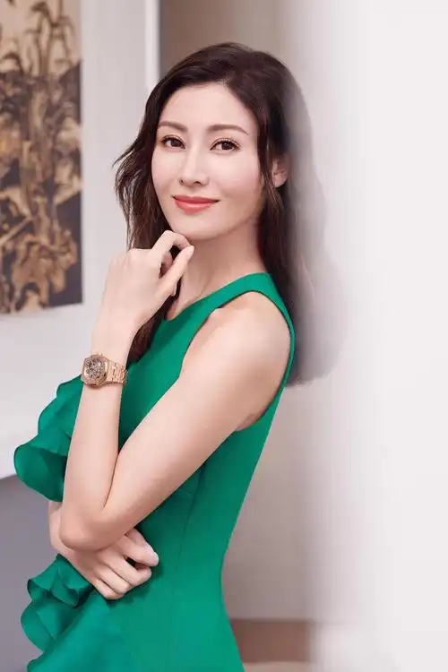 47岁李嘉欣近照,一胖毁所有,腿粗的认不出,今成了这般模样!