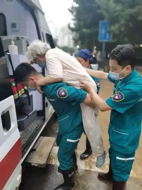 郑州120经历的大雨118台救护车进水求助电话猛增调度员连续工作近30