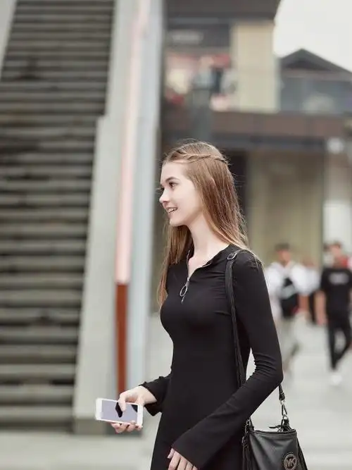 街拍美女:时尚穿搭,街头走出模特范儿,曼妙身材惹人爱