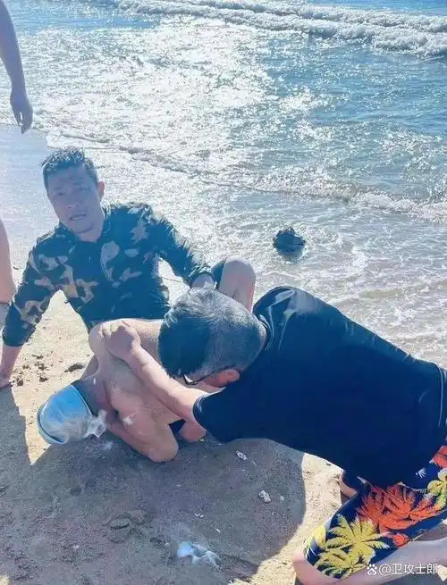 7月15日下午,山东龙口一处海滩发生了一起感人至深的救援事件.