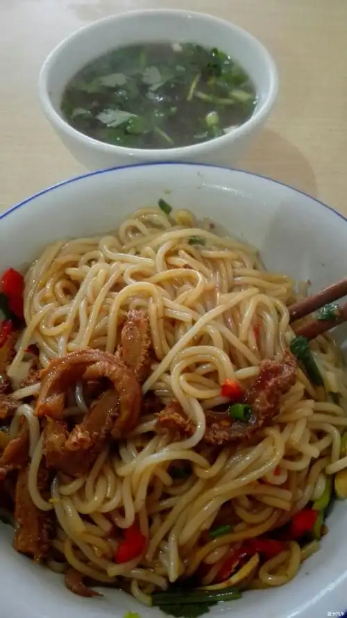 小碗干拌牛肚粉,七块钱,汤免费.… 查看本楼