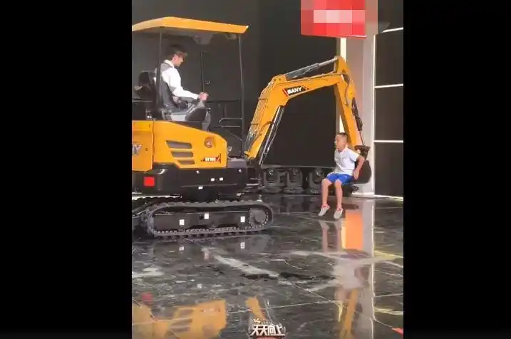 王一博开挖掘机解锁新技能,走红后成《天天向上》的收视率担当?